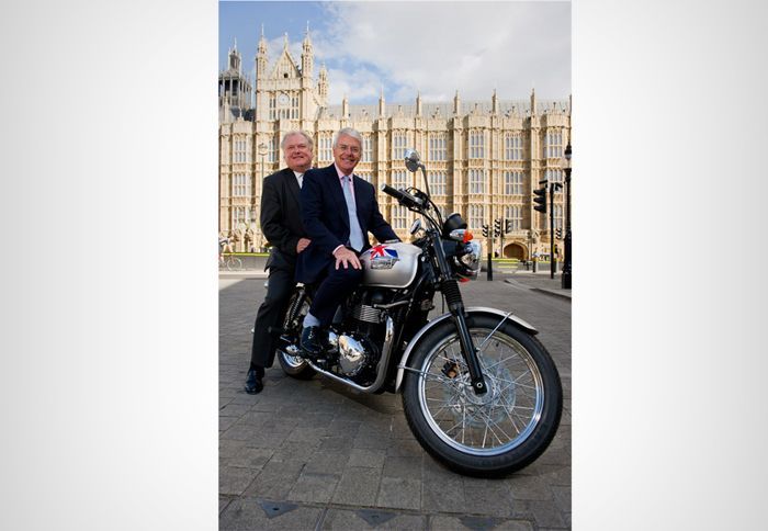 Η Triumph δώρισε τη συγκεκριμένη έκδοση του Bonneville στο Queen Elizabeth Diamond Jubilee Trust.