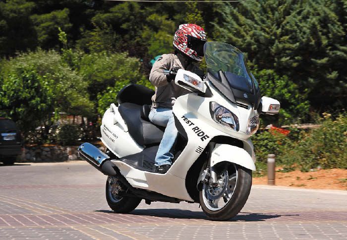 Suzuki Burgman 650 ABS. Τιμή: 10.995 ευρώ.