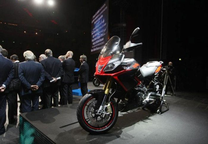 Με οικογενειακή ταυτότητα το νέο mega on-off της Aprilia που θυμίζει έντονα τόσο το RSV4 όσο φυσικά και το ιταλικό maxi scooter, SRV 850.