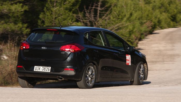 Στις στροφές το νέο Ceed χαράσσει με αυτοπεποίθηση την τροχιά του και έχοντας μεγάλα περιθώρια πρόσφυσης. 