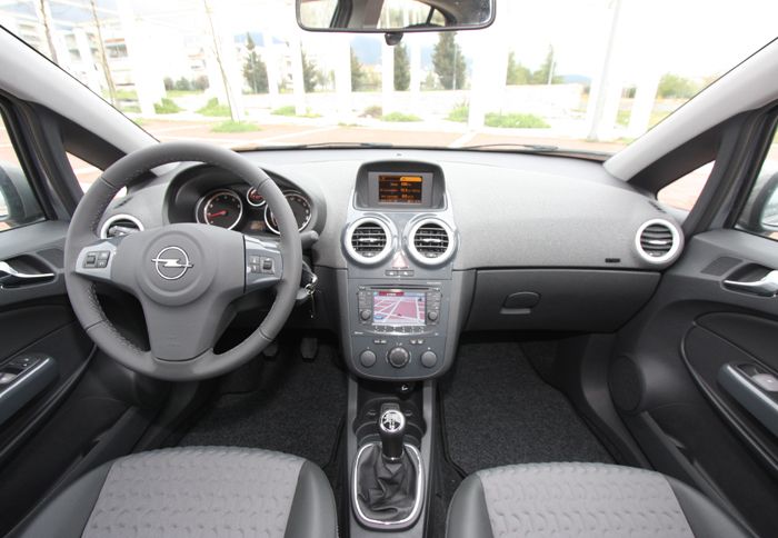 Το εσωτερικό του Corsa είναι μεν ευρύχωρο, αλλά καλύπτεται από σκληρά πλαστικά, με μέτριο φινίρισμα και συναρμογή.