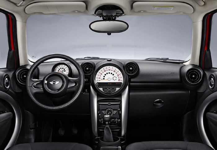 Αισθητικά, οι νέοι μαύροι εξωτερικοί δακτύλιοι γύρω από το ταχύμετρο και τους αεραγωγούς, καλωσορίζουν τον οδηγό. 