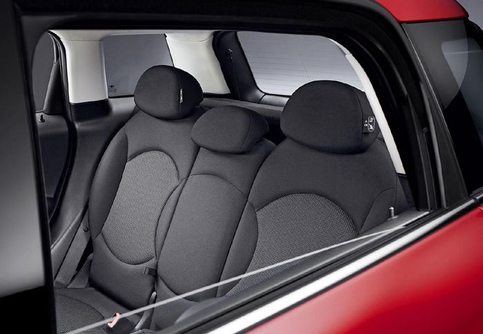 Μία ακόμα ουσιαστική διαφορά, είναι η στάνταρ επιλογή τριών θέσεων πίσω, με προαιρετική την επιλογή δύο ανεξάρτητων καθισμάτων. 