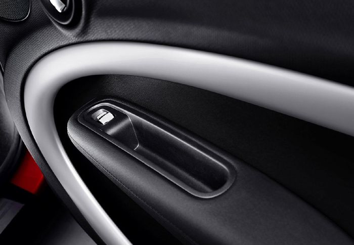 Οι διακόπτες των παραθύρων δεν βρίσκονται, πλέον, στην κεντρική κονσόλα, αλλά στις πόρτες.