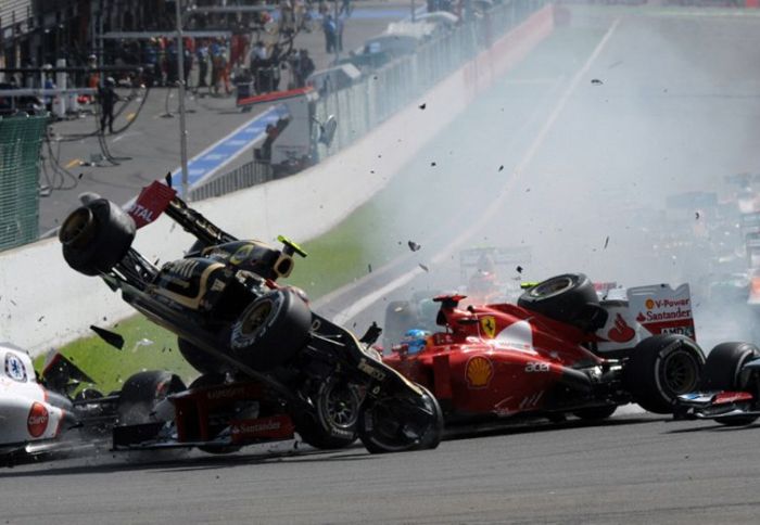 Το χαμό έσπειρε ο Romain Grosjean με το λάθος του κατά την εκκίνηση του βελγικού GP. Δέχτηκε όμως χωρίς να πει κουβέντα την αυστηρή ποινή των αγωνοδικ