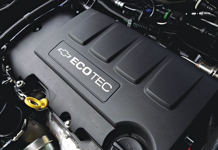 Το Cruze SW θα είναι διαθέσιμο στην Ελλάδα μόνο με το νέο 1,4 λτ. τούρμπο κινητήρα βενζίνης και τον 1,7 λτ. turbodiesel, που αμφότεροι προέρχονται από