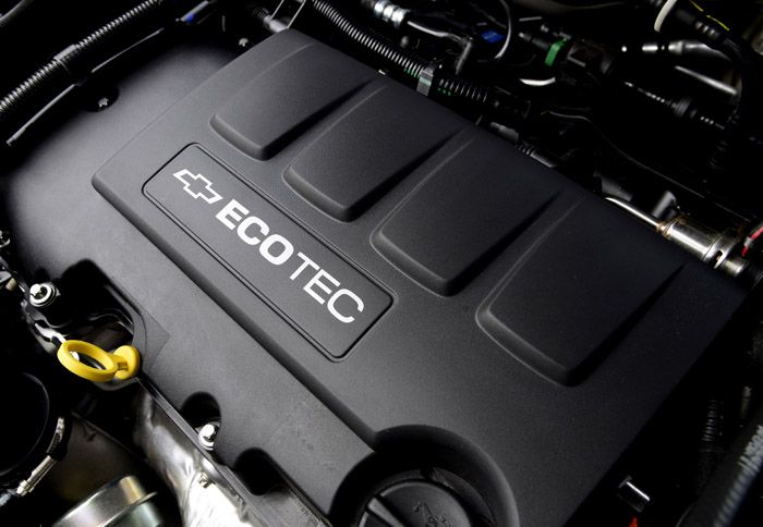 Το Cruze SW θα είναι διαθέσιμο στην Ελλάδα μόνο με τον νέο 1,4 λτ. τούρμπο κινητήρα βενζίνης και τον 1,7 λτ. turbodiesel, αμφότεροι προερχόμενοι από τ