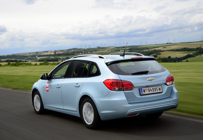 Εκτός από το προφανές, την διαφορετική σχεδίαση του πίσω μέρους δηλαδή, το Chevrolet Cruze SW διαθέτει ελαφρά ανασχεδιασμένη μάσκα και φρεσκάρισμένη ε