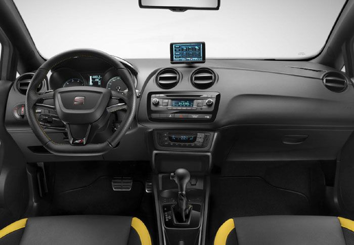 Διακριτικά ανασχεδιασμένο και φρεσκαρισμένο δείχνει και το εσωτερικό της ισχυρότερης έκδοσης του Ibiza. 