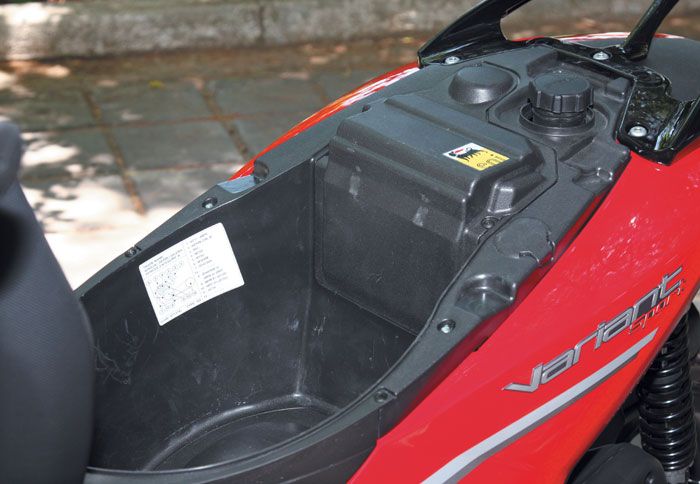 Πάρα τις μικρές διαστάσεις του Variant, κάτω από τη σέλα θα βολέψετε ένα κράνος κλειστού τύπου χωρίς να δυσκολευτείτε. 