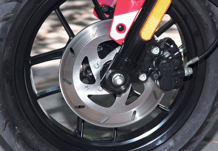 Τα φρένα ικανοποιούν, με το δισκόφρενο μπροστά να αποτελεί τον πρωταγωνιστή, στους τομείς της δύναμης και της αίσθησης.