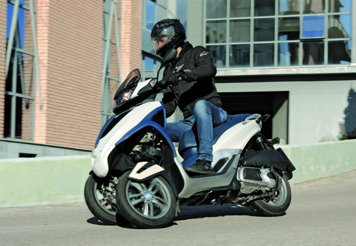 Χάρη στους δύο μπροστινούς τροχούς, το Yourban σου δίνει μεγαλύτερη εμπιστοσύνη στη στροφή, ακόμη και σε βρεγμένο ή κακό οδόστρωμα.
