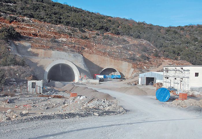 Στο τμήμα από τις Ράχες Μαλιακού έως το Κλειδί Ημαθίας, τα σημαντικότερα έργα εντοπίζονται στο ύψος των Τεμπών. 