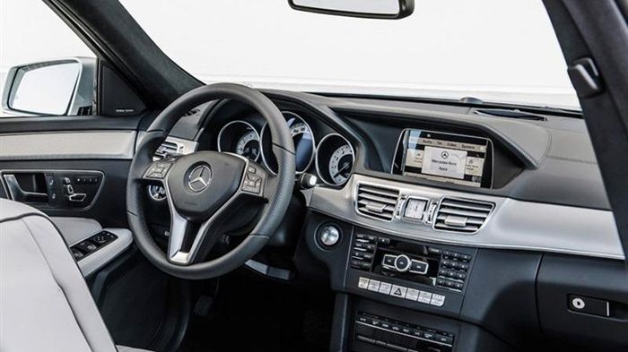 Μικροεπεμβάσεις για το εσωτερικό της ανανεωμένης E-Class, οι οποίες τονώνουν την πολυτέλεια του αυτοκινήτου.