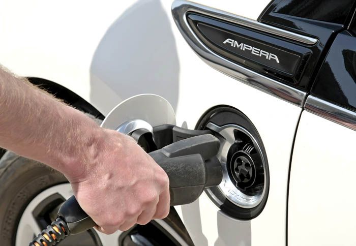 Οι μπαταρίες του Ampera δεν φορτίζουν από τον ηλεκτροκινητήρα αλλά από την πρίζα. 