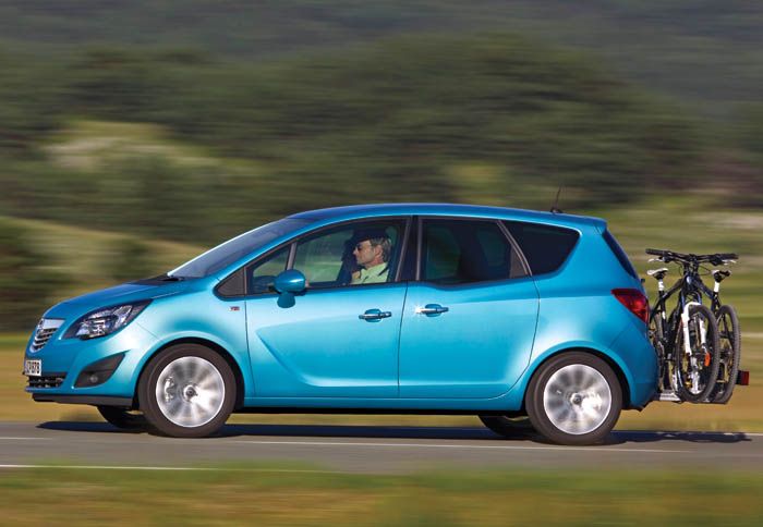 Το Meriva ecoFLEX εκτός από τις ανοιγόμενες πόρτες του έχει και οικονομικό diesel κινητήρα με μέση κατανάλωση 4,1 λτ./100χλμ.	