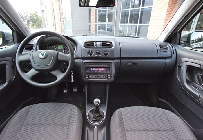 Μετριοπαθές σχεδιαστικά, αλλά εργονομικό και καλοφτιαγμένο εσωτερικό, όπως σε κάθε Fabia άλλωστε.