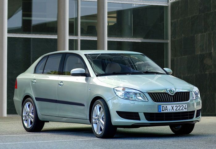 Μεγαλύτερο πορτ μπαγκάζ από τη Fabia hatchback θα προσφέρει, εκτός απροόπτου, η σεντάν έκδοση.(κατασκοπευτική εικόνα)