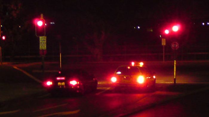 Η στάση σε κόκκινο φανάρι θέλει προσοχή, ειδικά τις βραδινές ώρες.