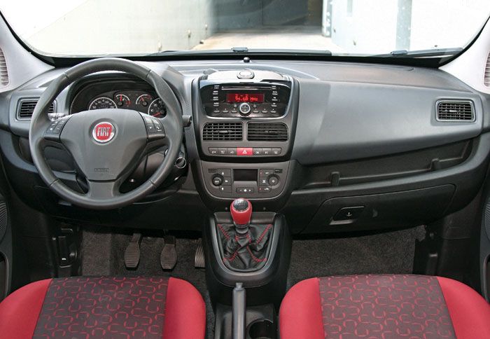 Το εσωτερικό του Fiat Doblo δε διαφέρει από αυτό των συμβατικών εκδόσεων και διακρίνεται για την ευρυχωρία και την πρακτικότητά του. 