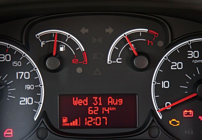 Στον πίνακα οργάνων ξεχωρίζει ο ψηφιακός δείκτης πληρότητας της δεξαμενής του φυσικού αερίου.