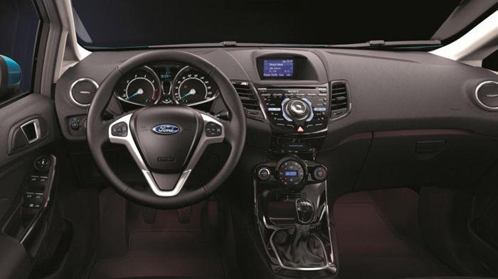 Ποιοτικότερο και πλουσιότερο είναι το εσωτερικό του ανανεωμένου Fiesta.