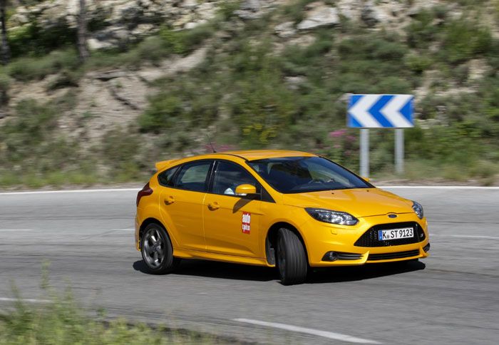 Γρήγορο, ευχάριστο και με εξαιρετικό τιμόνι, το νέο Ford Focus ST κερδίζει τις εντυπώσεις με τα οδικά και οδηγικά του χαρακτηριστικά.