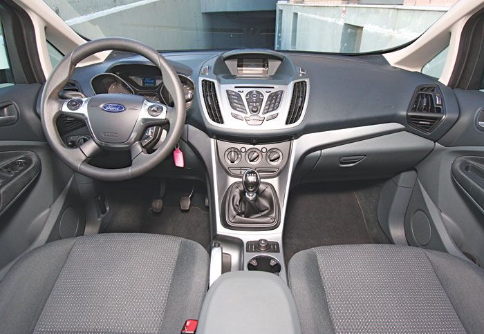 Το εσωτερικό έχει γνώριμη αισθητική, καλά υλικά, με μέτριο φινίρισμα και οδηγοκεντρικό χαρακτήρα.