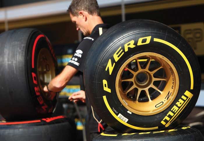 




Και το 2012, προμηθευτής ελαστικών στην F1 θα είναι η Pirelli, που επέστρεψε στο show με τα ταχύτερα αγωνιστικά του πλανήτη, μετά από 20 χρό
