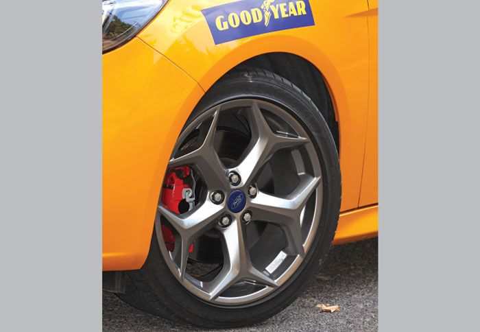 Τα 235/40 R18 Goodyear Eagle F1 κτίστηκαν πάνω στο στήσιμο του ST. 