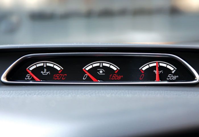 Στραμμένα προς τον οδηγό τα έξτρα οργανάκια στο 
ταμπλό.