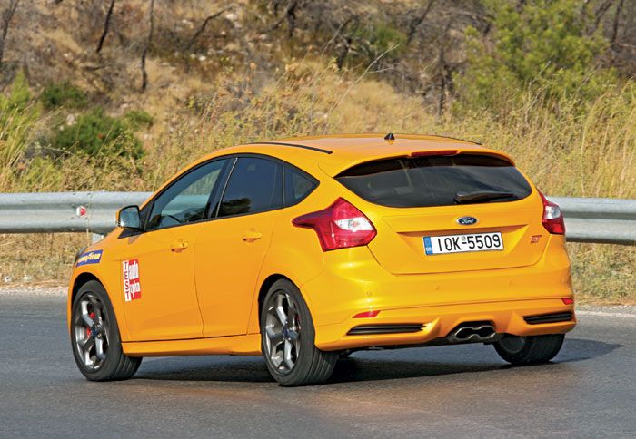 Το πίσω μέρος του Focus ST είναι συμμετοχικό, ακούγοντας στο τσίμπημα των φρένων ή το άφημα του γκαζιού, οπότε το τελικό οδηγικό αποτέλεσμα ζωγραφίζει