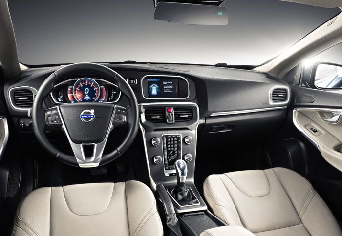 Η σχεδίαση στο εσωτερικό χαρακτηρίζεται από τη γνώριμη κομψότητα των δημιουργημάτων της Volvo.
