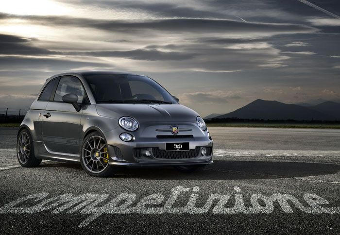 Η δεύτερη εκδοχή του «βελτιωμένου» Abarth 595, η competizione εφοδιάζεται με χειροκίνητο κιβώτιο 5 σχέσεων.