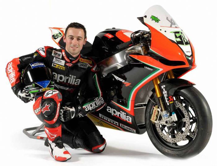 Τα χρώματα της Aprilia RSV4 Factory παρουσιάστηκαν με τη βοήθεια των αναβατών της ομάδας, Eugene Laverty και Max Biaggi.