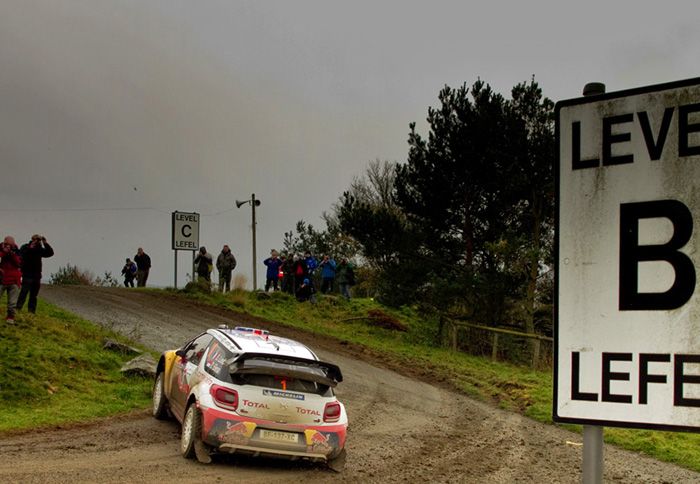 O Sebastien Loeb βρίσκεται στην κορυφή της γενικής βαθμολογίας οδηγών και το μόνο που χρειάζεται είναι απλά να πάρει μέρος και να τερματίσει.