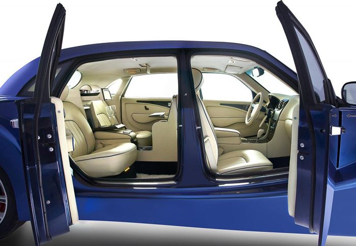 To σαλόνι του Bufori Geneva αποκαλύπτεται ανοίγοντας τις suicide πόρτες του.