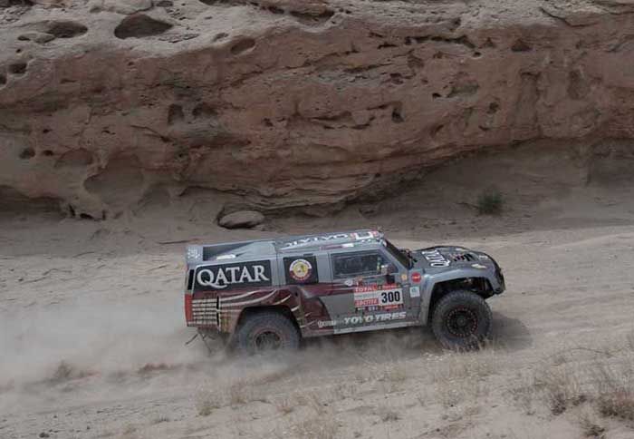 O άτυχος Al-Attiyah και ο Cruz με το Hummer τους.