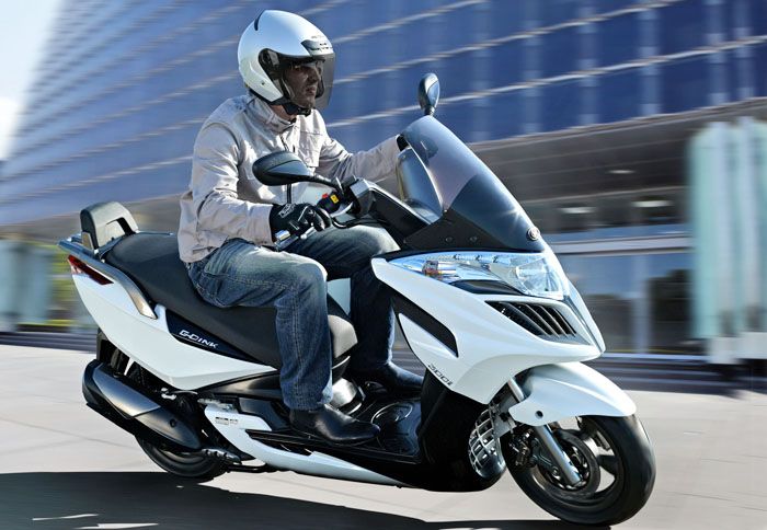 Το Kymco G-Dink 300i είναι πλέον διαθέσιμο και στη χώρα μας, στην τιμή των 3.770 ευρώ (χωρίς Ε.Τ.Τ.).
