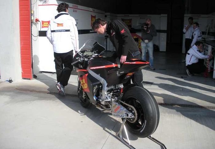 Ο Michele Pirro ήταν ο πρώτος που εντόπισε το πρόβλημα της Gresini CRT, που ήταν η «επαφή» του φέρινγκ στην άσφαλτο.
