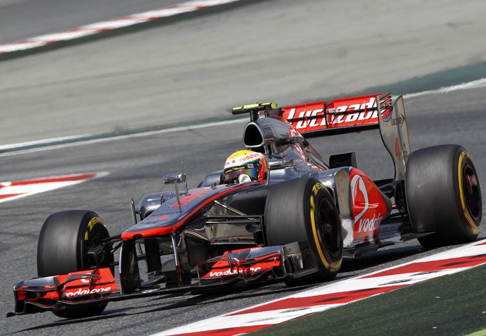 Χωρίς καύσιμα έμεινε ο Lewis Hamilton στις κατατακτήριες, παραχωρώντας την pole position στον Pastor Maldonado λόγω ποινή που δέχτηκε.