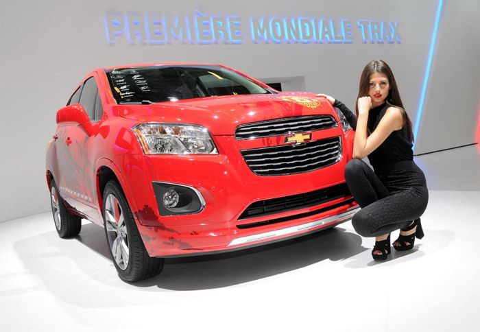 Πόζα με έμφαση στο νέο SUV μοντέλο.