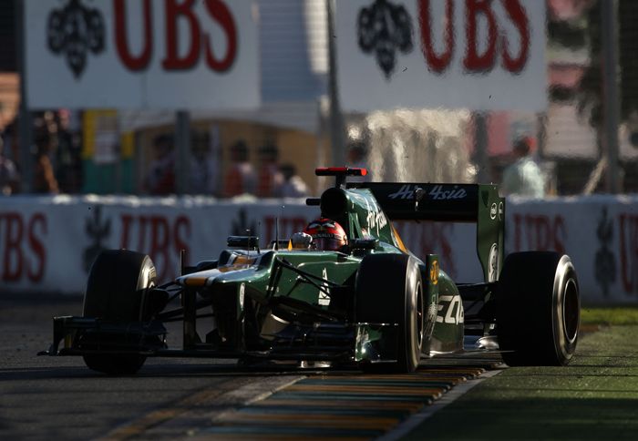 Ο Heikki Kovalainen παραβίασε τους κανονισμούς με αποτέλεσμα να δεχτεί 5 θέσεων ποινή.