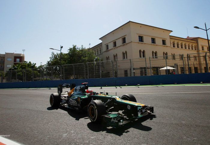 O Heikki Kovalainen και ο Vitaly Petrov παρά τις συγκρούσεις τους τερμάτισαν στη 13η και 14η αντίστοιχα.