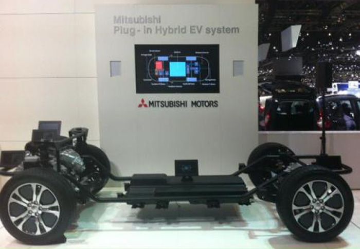 Η Mitsubishi θα παρουσιάσει το 2013 και την υβριδική έκδοση του νέου Outlander.