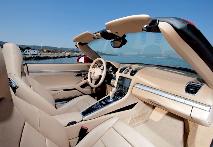 Στο εσωτερικό, το επίπεδο ποιότητας και συναρμογής είναι εντυπωσιακό. Η αισθητική είναι αρκετά αυστηρή.