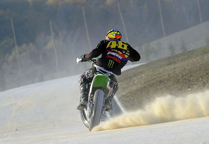 Ο Valentino Rossi μαζί με τον Mattia Pasini, Andrea Iannone και Mauro Sanchini προπονούνται στο χώμα.