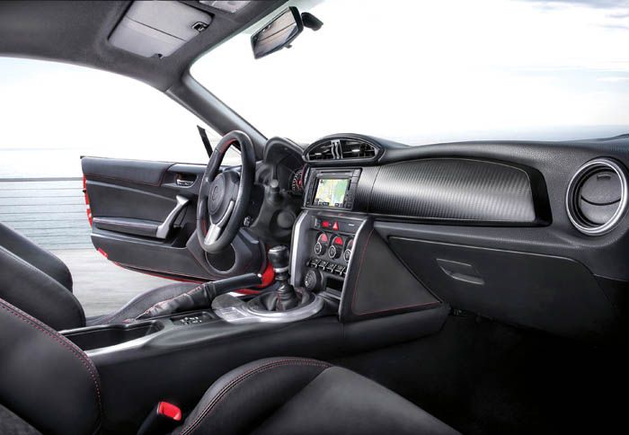 Ένα λιτό, σπορτίβικο, made in Japan εσωτερικό, χωρίς φλυαρίες, με εξαιρετική ποιότητα κατασκευής, αν και λίγο πλαστική αίσθηση σε κάποια διακοσμητικά 