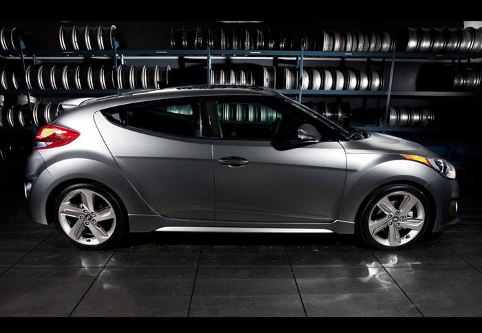 Το νέο Veloster Turbo τροφοδοτείται με έναν 1,6 λτ. υπερτροφοδοτούμενο βενζινοκινητήρα, ο οποίος αποδίδει 204 ίππους.