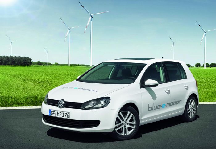 Με βάση την τεχνολογία του εικονιζόμενου Golf blue e-motion, το νέο E-Golf αναμένεται ακόμα και το 2013 να μπει σε περιορισμένη παραγωγή. 
